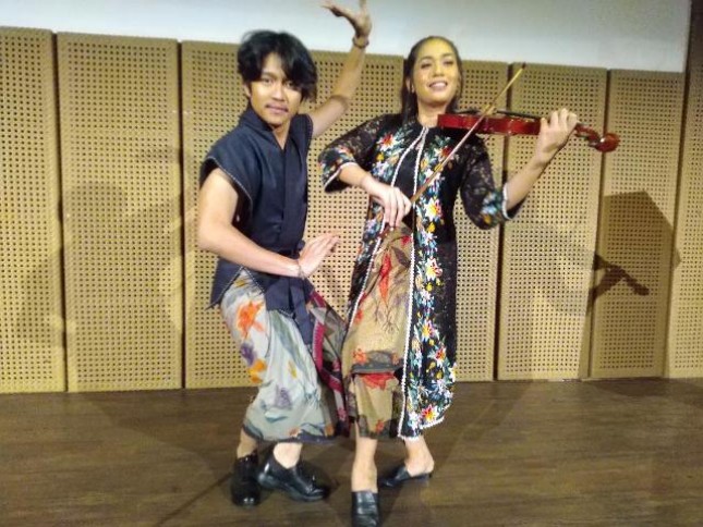 Foto Kiri ke Kanan: Kiel Dharmawel dan Mia Ismi berpose seusai meluncurkan video art single berjudul 'Tentang Kami'