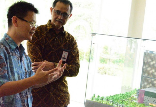 Direktur PT Izumi Sentul Realty, Ricky Kinanto Teh (kiri) memberikan penjelasan kepada SEVP Bisnis Ritel dan Jaringan BNI Syariah, Iwan Abdi (kanan) terkait proyek Apartemen Opus Park.