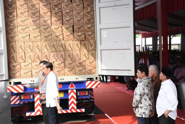 Menteri Perindustrian Airlangga Hartarto saat mendampingi Presiden Joko Widodo melepas Kontainer Ekspor ke-250.000 Mayora Group (Foto: Kemenperin)