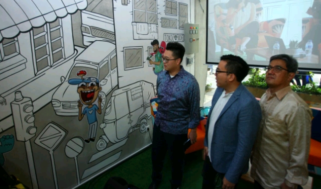 Group CEO Sinar Mas Land Michael Widjaja bersama Patrick Effendy selaku Founder & CEO Creative Nest Indonesia saat meresmikan Creative Nest Indonesia 