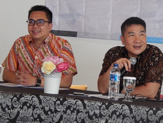 Direktur Utama WOM Finance, Djaja Suryanto Sutandar, (kanan) didampingi oleh Direktur Keuangan, Zacharia Susantadiredja, (kiri). (Foto: Bang Abe)