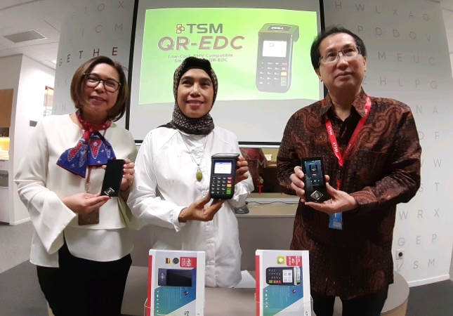 Direktur IKM Logam, Mesin, Elektronika, dan Alat Angkut Kemenperin Endang Suwartini bersama Chairman PT TSM Sam Ali, dan CEO PT TSM Yovita Bellina (Foto: Ridwan/Industry.co.id)