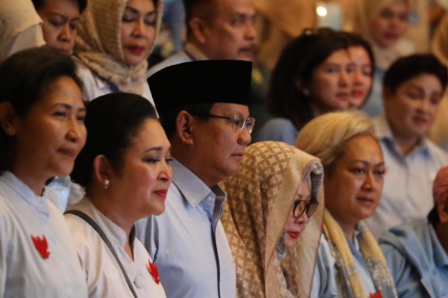 Prabowo diapit tiga putri almarhum Soeharto