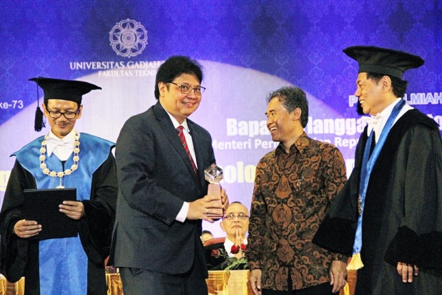 Menteri Perindustrian Airlangga Hartarto saat menerima penghargaan Herman Johannes Award (Foto: Kemenperin)
