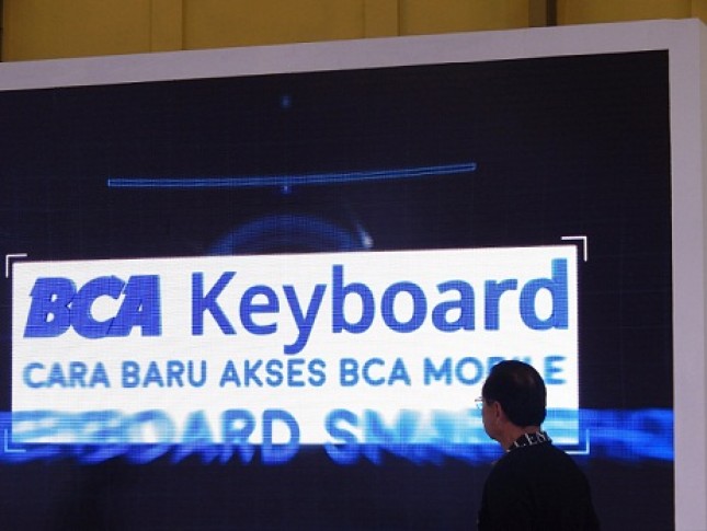 Presdir BCA. Jahja Setiaatmadja, sedang mengamati layar monitor ketika meluncurkan BCA Keyboard pada ajang BCA Expoversary di ICE BSD, Tangerang, Banten, Sabtu (23/02/2019). (Foto Abe)