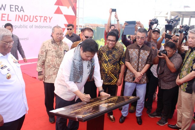 Menteri Perindustrian Airlangga Hartarto saat meresmikan industri smelter nikel PT Virtue Dragon Nickel Industry (VDNI) di Konawe, Sulawesi Tenggara (Foto: Kemenperin)