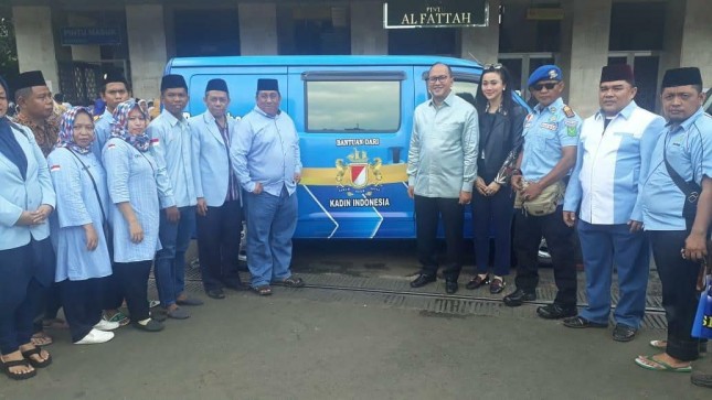 Ketua Umum Kadin Indonesia Rosan P. Roeslani saat menyerahkan bantuan Mobik Pemeliharaan Masjid kepada BKPRMI 
