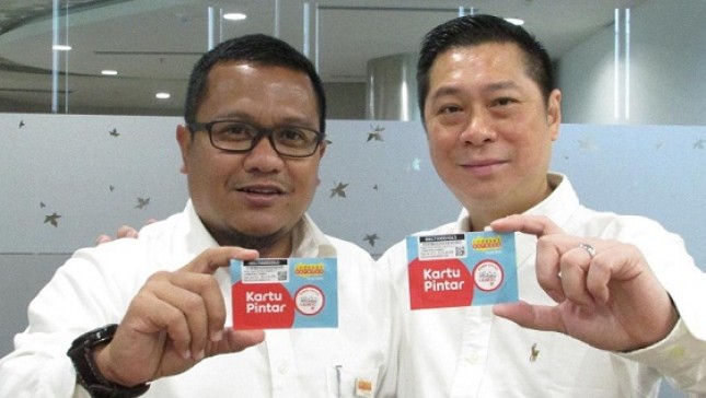 Feby Sallyanto, Group Head Major Account Indosat Ooredo (kiri) berpose bersama Michael Alamsjah, Direktur Utama TKDI, (kanan) di sela-sela acara Peluncuran SIM Card Paket Umroh di Jakarta, Selasa (26/02/2019).