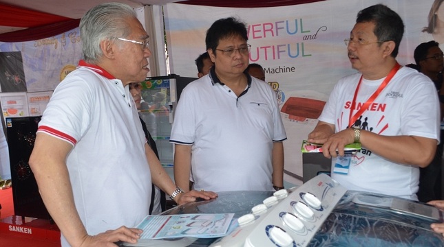 Menteri Perindustrian Airlangga Hartarto bersama Menteri Perdagangan Enggartiasto Lukita mempromosikan produk industri dalam negeri.