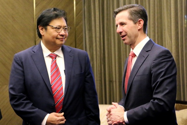 Menteri Perindustrian RI Airlangga Hartarto berbincang dengan Menteri Perdagangan, Pariwisata, dan Investasi Australia Simon Birmingham MP (Foto: Kemenperin)