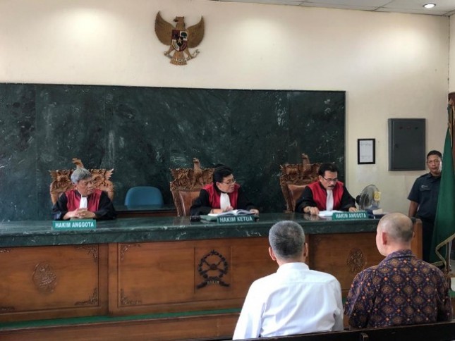 Direktur PT MMHL Yu Jing melalui kuasa hukumnya Teguh Samudra mengaku kecewa dengan sikap penegak hukum di Indonesia yang dinilai telah mengkriminalisasi kliennya karena menjual saham di perusahaan yang didirikannya sendiri di Kalimantan Selatan.