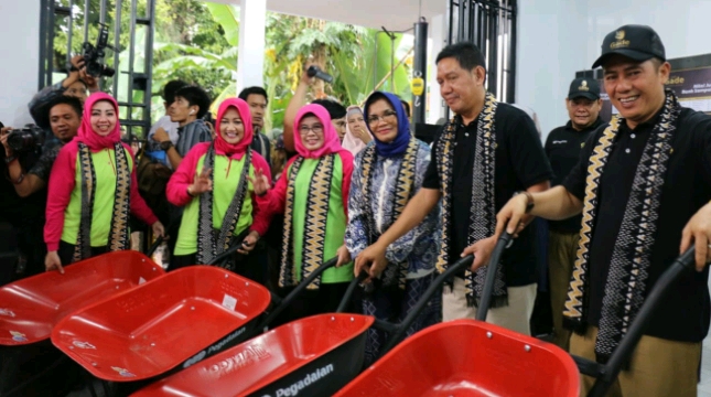 Pegadaian Hadirkan Program Pegadaian Bersih-Bersih Lingkungan di Makassar