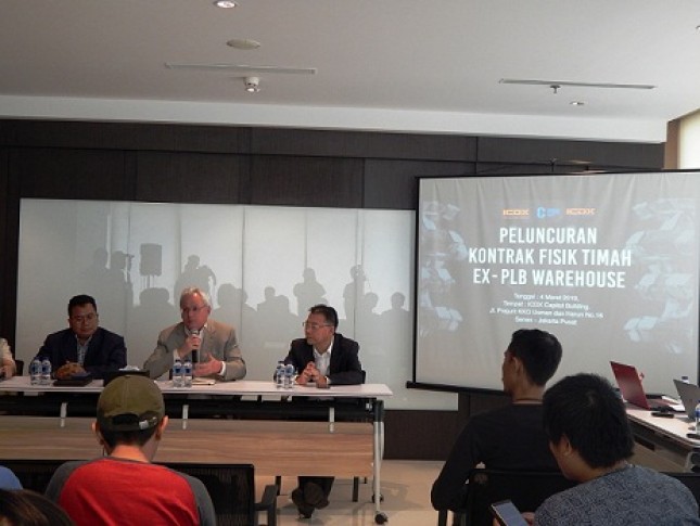 CEO ICDX, Lamon Rutten, dalam konferensi pers di Jakarta sedang memberikan penjelasan kepada wartawan sehubungan dengan Peresmian Peluncuran Kontrak Fisik Timah Murni lewat Pusat Logistisk Berikat (PLB). (Foto Abe)