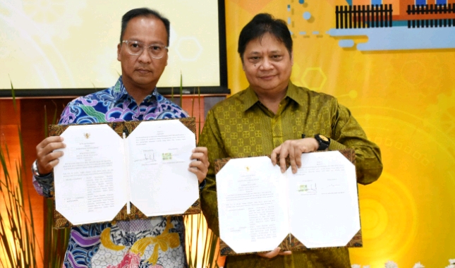 Menteri Perindustrian Airlangga Hartarto bersama Menteri Sosial Agus Gumiwang Kartasasmita seusai menandatangani MoU penumbuhan wirasuaha baru di sektor IKM