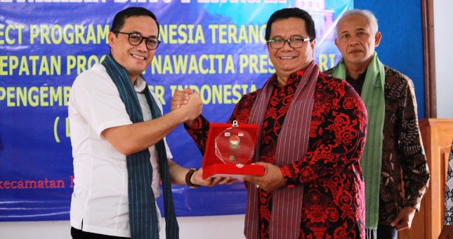 Ketua Umum Lembaga Pengembangan CSR Indonesia (LPCI) Teten Indra memberikan Plakat kepada Kepala Bapeda Daerah Istimewa Yogyakarta Budi Wibowo SH Msi