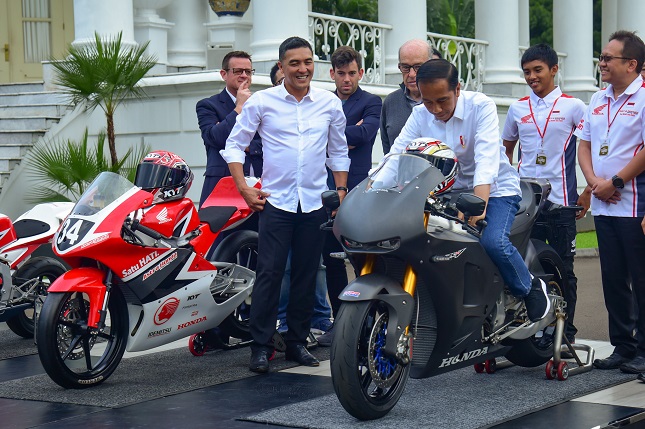 Presiden Jokowi disaksikan sejumlah pembalap mencoba salah satu motor balap, di halaman Istana Kepresidenan Bogor, Jabar, Senin (11/3) sore. (Foto: Agung/Humas) 