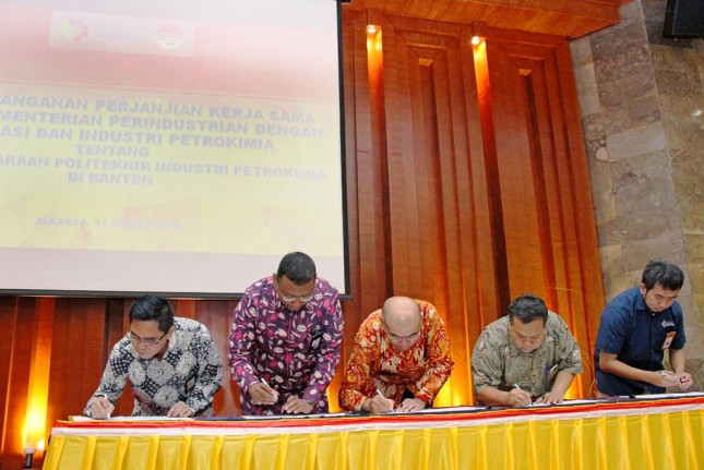 Penandatanganan Perjanjian Kerja Sama antara Kemenperin dengan Asosiasi dan Industri Petrokimia tentang Penyelenggaraan Politeknik Industri Petrokimia di Banten