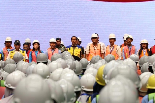  Presiden Republik Indonesia Joko Widodo menyerahkan sertifikat kompetensi kerja kepada perwakilan dari 16.000 tenaga kerja konstruksi 