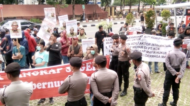 F-MAKI melakukan aksi unjuk rasa di depan gedung KPK