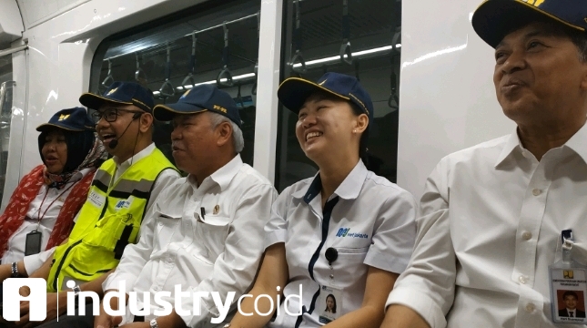 Menteri Basuki mencoba MRT Jakarta (Hariyanto/INDUSTRY.co.id)