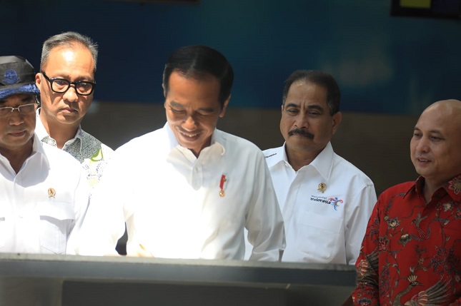 Presiden Jokowi menandatangani prasasti peresmian KEK Tanjung Kelayang, di Bandara Depati Amir, Pangkal Pinang, Babel, Kamis (14/3) (Foto: Rahmat/Humas Setkab)