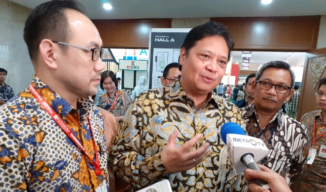 Menteri Perindustrian Airlangga Hartarto bersama Ketua Umum Asaki Edy Suyanto (Foto: Ridwan/Industry.co.id)