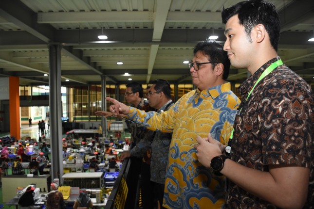 Menteri Perindustrian Airlangga Hartarto saat memperhatikan proses produksi alas kaki pada kunjungan kerja di PT KMK Global Sports di Cikupa, Tengerang, Banten (Foto: Kemenperin)