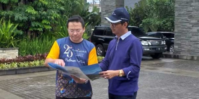 Zaldy Wihardja, Assistant Vice President Residential Marketing PT Agung Podomoro Land Tbk saat menjelaskan produk ke costumer