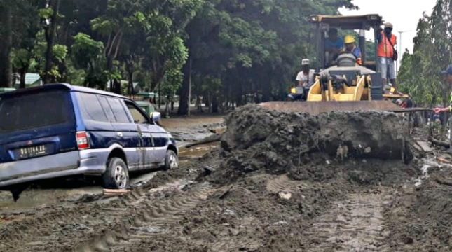 Kondisi Jalan Pasca Banjir Bandang Sentani Jayapura