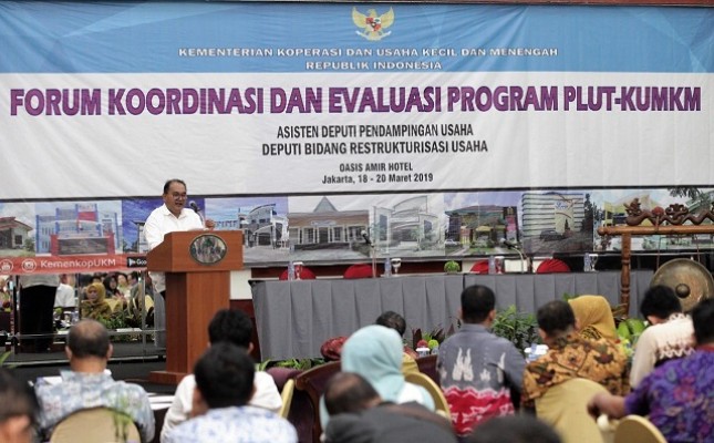 Sesmenkop dan UKM Meliadi Sembiring pada acara Forum Koordinasi dan Evaluasi Program PLUT-KUMKM di Jakarta, Senin (18/3).