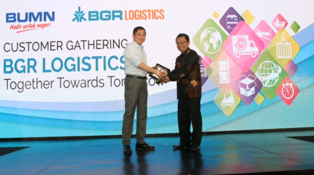 Direktur Utama BGR Logistics, M. Kuncoro Wibowo, memberikan plakat kepada Menteri ESDM, Ignasius Jonan, dalam acara Customer Gathering BGR Logistics