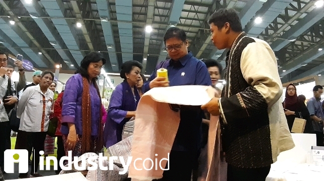 Menteri Perindustrian Airlangga Hartarto bersama Dirjen IKMA Kemenperin Gati Wibawaningsih saat meninjau salah satu booth di pameran Adiwastra Nusantara 2019 (Foto:Ridwan)