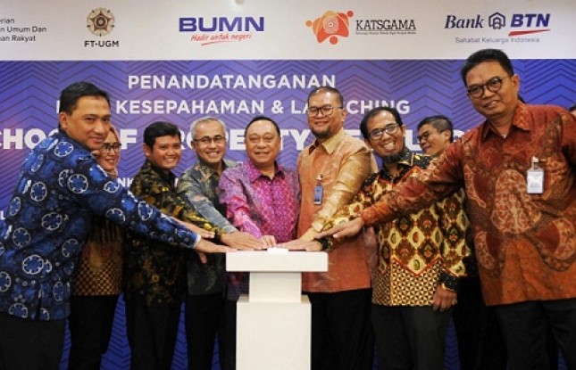 Direktur Utama Bank BTN, Maryono, berpose bersama Katsgama, Fakultas Teknik UGM dan Kementerian PUPR ketika akan meresmikan kerja sama pendirian School of Property Developer (SPD) di Jakarta, Rabu (20/03/2019).
