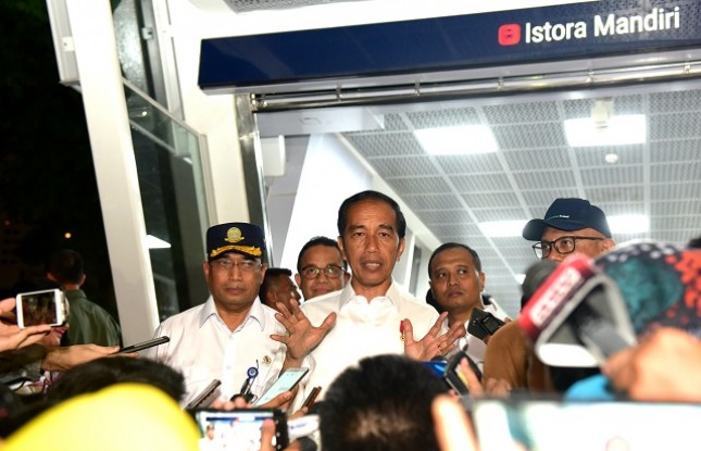 Presiden Jokowi didampingi Menhub dan Gubernur DKI menjawab wartawan setelah mencoba kembali MRT Jakarta, Kamis (21/3) petang. (Foto: Rahmat/Humas Setkab)