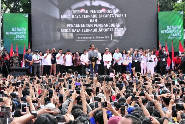 Presiden Joko Widodo meresmikan beroperasinya MRT Jakarta di Bundaran Hotel Indonesia (HI), Jakarta, Minggu (24/3) pagi (Foto: Setkab.go.id)