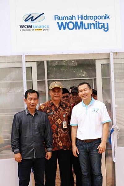 Antonius Atmaja Lijadi, Chief Business Network Management Officer WOM Finance berpose bersama Camat Pademangan, Drs. Mumu Mujtahid, dan Lurah Pademangan Barat, Ruspandi, di Jakarta, Sabtu (23/03/2019).