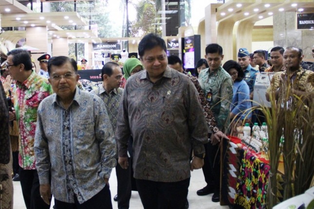Wakil Presiden RI Jusuf Kalla bersama Menteri Perindustrian Airlangga Hartarto saat melihat Pameran Produk Warga Binaan Lembaga Pemasyarakatan (Foto: Kemenperin)