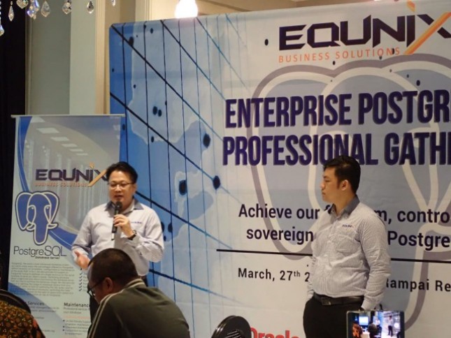 (kiri) Julyanto Sutandang, CEO PT Equnix Business Solutions memberikan presentasi kepada kalangan Enterprise mengenai keuntungan sistem Open Source, di Jakarta hari ini.