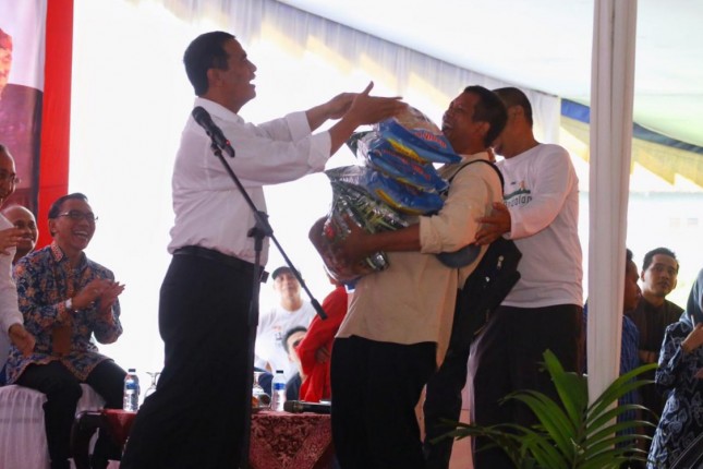 Mentan Amran Sulaiman memberikan bantuan ke Petani Cirebon