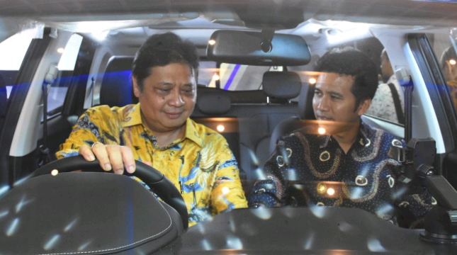 Menteri Perindustrian Airlangga Hartarto bersama Wakil Gubernur Jawa Timur Emil Dardak (Foto: Kemenperin)