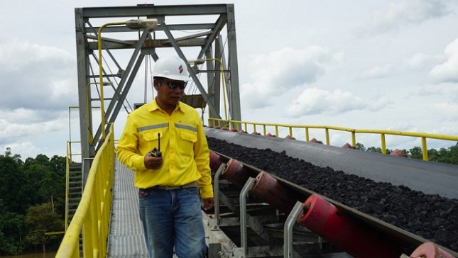 Seorang pekerja sedang mengawasi conveyer batu bara PT Gunung Bara Utama, anak usaha PT Trada Alam Minera Tbk (TRAM). (Foto istimewa TRAM)