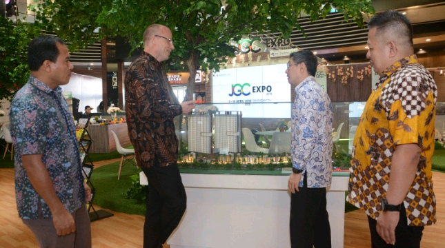 GM Sales & Marketing Jakarta Garden City Hyronimus Yohanes, Managing Director Marketing Division PT Modernland Realty Tbk. David Iman Santosa sedang mengamati maket apartemen saat pembukaan JGC Property Expo 2019