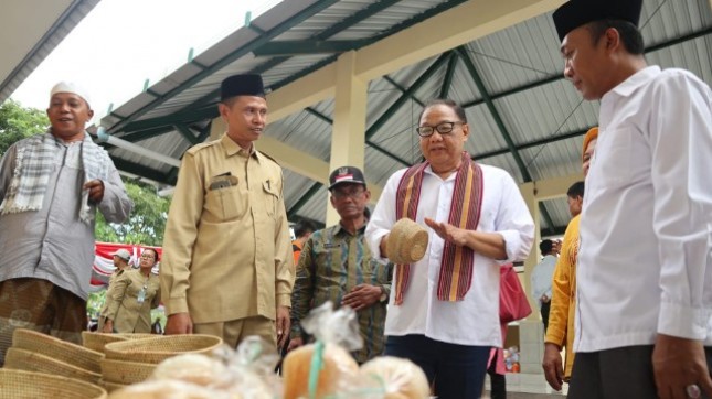 Menteri Koperasi dan UKM Puspayoga saat meresmikan Pasar Karang Bayan di Desa Karang Bayan, Kabupaten Lombok Barat, NTB, Selasa (2/4/2019).