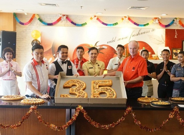Stephen James McCarthy bersama tim managemen, menyapa masyarakat Indonesia di Hut ke 35 tahun Pizza Hut
