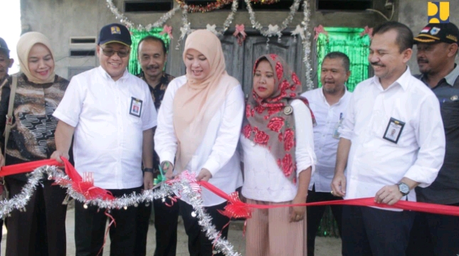 Dirjen Penyediaan Perumahan Kementerian PUPR Khalawi Abdul Hamid bersama Bupati Pandeglang Irna Narulita saat meresmikan rumah yang telah mendapatkan program BSPS 
