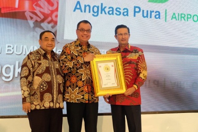 Direktur Utama AP I Faik Fahmi sebagai The Most Visionary CEO pada ajang Anugerah Indonesia Maju 2018-2019