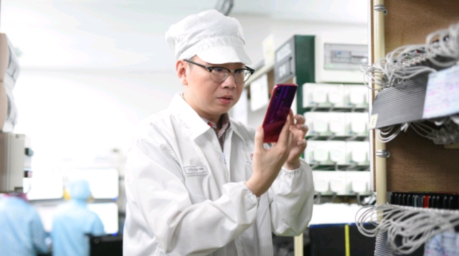 Steven Shi, Country Head Xiaomi Indonesia, melakukan inspeksi terhadap proses perakitan berbagai produk Xiaomi di PT. Sat Nusapersada.
