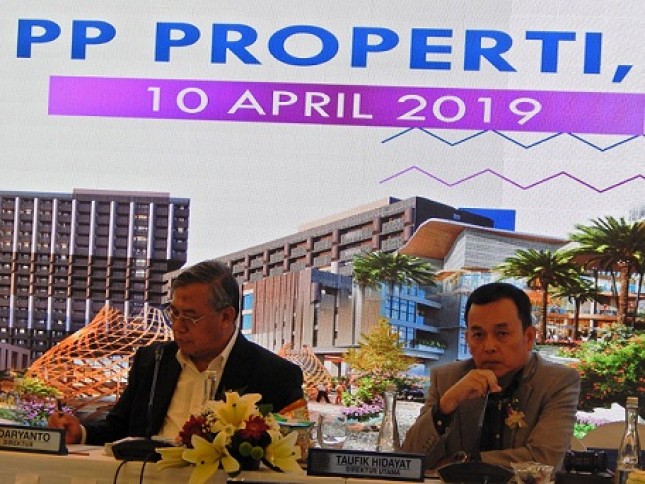 Direktur Utama PP Properti, Taufik Hidayat, didampingi oleh Direktur Keuangan, Indaryanto, sedang memberikan keterangan kepada pers dalam konferensi pers perseroan usai RUPST di Jakarta, Rabu (10/0/2019)