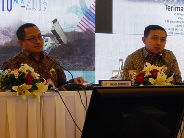 Direktur Keuangan PT PP Presisi Tbk, Benny Pidakso (kanan) didampingi Direktur Utama, Iswanto Amperawan (kiri), sedang memberikan keterangan pers pada konferensi pers usai RUPST di Jakarta, Rabu (10/04/2019)