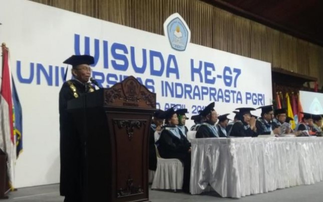Rektor Unindra Prof. DR. H. Soemaryoto dalam wisuda ke-67 di TMII
